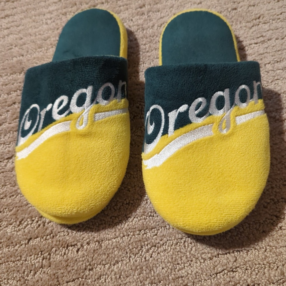 Kids University of Oregon slippers